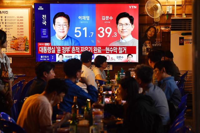 (250603) -- SEOUL, June 3, 2025 (Xinhua) -- People follow the vote counting for South Korea's presidential election in Seoul, South Korea, June 3, 2025. Lee Jae-myung of South Korea's majority liberal Democratic Party took a big lead in exit polls of the snap presidential election on Tuesday. (Photo by Jun Hyosang/Xinhua)
