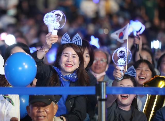 (250603) -- SEOUL, June 3, 2025 (Xinhua) -- Supporters of Lee Jae-myung of South Korea's majority liberal Democratic Party follow the vote counting for South Korea's presidential election in Seoul, South Korea, June 3, 2025. Lee took a big lead in exit polls of the snap presidential election on Tuesday. (Xinhua/Yao Qilin)