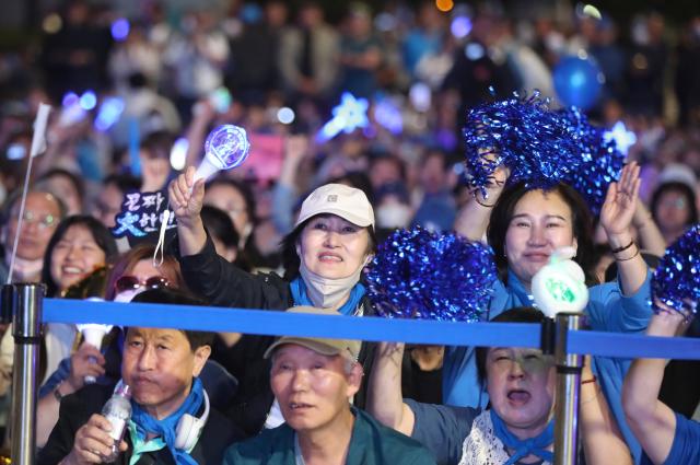 (250603) -- SEOUL, June 3, 2025 (Xinhua) -- Supporters of Lee Jae-myung of South Korea's majority liberal Democratic Party follow the vote counting for South Korea's presidential election in Seoul, South Korea, June 3, 2025. Lee took a big lead in exit polls of the snap presidential election on Tuesday. (Xinhua/Yao Qilin)