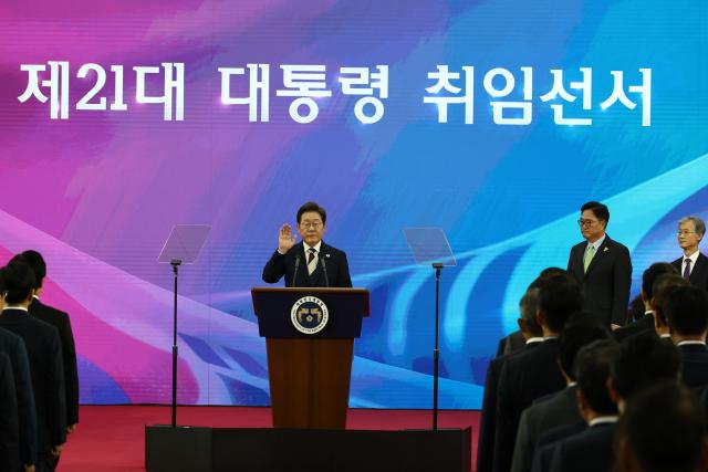 (250604) -- SEOUL, June 4, 2025 (Xinhua) -- Lee Jae-myung takes the oath of office in the National Assembly building in Seoul, South Korea, June 4, 2025. Lee Jae-myung was sworn in as South Korea's new president on Wednesday after formally beginning his single five-year term earlier in the day. (Xinhua)