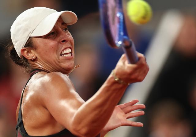 (250604) -- PARIS, June 4, 2025 (Xinhua) -- Madison Keys returns a shot during the women's singles quarterfinal between Madison Keys of the United States and Coco Gauff of the United States at the French Open tennis tournament at Roland Garros, Paris, France, June 4, 2025. (Xinhua/Li Jing)
