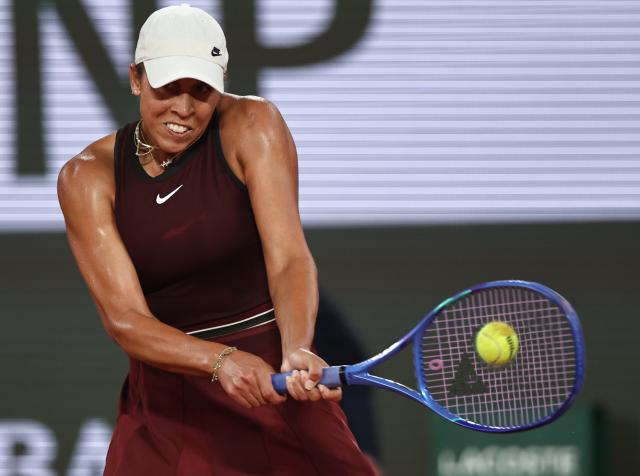 (250604) -- PARIS, June 4, 2025 (Xinhua) -- Madison Keys returns a shot during the women's singles quarterfinal between Madison Keys of the United States and Coco Gauff of the United States at the French Open tennis tournament at Roland Garros, Paris, France, June 4, 2025. (Xinhua/Li Jing)