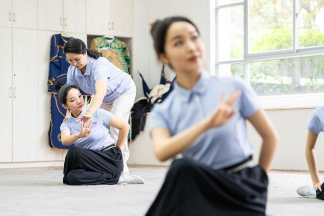 (250605) -- CHENZHOU, June 5, 2025 (Xinhua) -- Actress Wang Limei (R, back) helps a young actress take basic training at the practice room of the Hunan Kunqu Opera Troupe in Beihu District of Chenzhou City in central China's Hunan Province, June 4, 2025.
  The centuries-old Kunqu Opera has been listed by the United Nations Educational, Scientific and Cultural Organization (UNESCO) as an intangible cultural heritage. In recent years, the Hunan Kunqu Opera Troupe managed to cultivate a good number of outstanding young actors through professional training programs and community outreach campaigns, bringing this olden art into the attention and affection of a growing base of youngsters. (Xinhua/Chen Sihan)