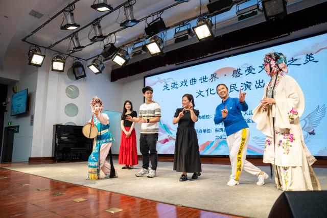 (250605) -- CHENZHOU, June 5, 2025 (Xinhua) -- Actresses from the Hunan Kunqu Opera Troupe lead the fans as they try themselves with Kunqu Opera performance at a community in Beihu District of Chenzhou City in central China's Hunan Province, June 4, 2025.
  The centuries-old Kunqu Opera has been listed by the United Nations Educational, Scientific and Cultural Organization (UNESCO) as an intangible cultural heritage. In recent years, the Hunan Kunqu Opera Troupe managed to cultivate a good number of outstanding young actors through professional training programs and community outreach campaigns, bringing this olden art into the attention and affection of a growing base of youngsters. (Xinhua/Chen Sihan)