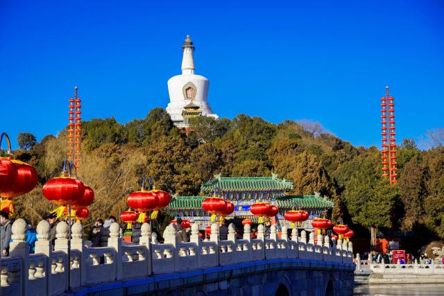 (250606) -- BEIJING, June 6, 2025 (Xinhua) -- Beihai Park is decorated with lanterns in Beijing, capital of China, Jan. 19, 2025. (Photo by Li Menglan/Xinhua)