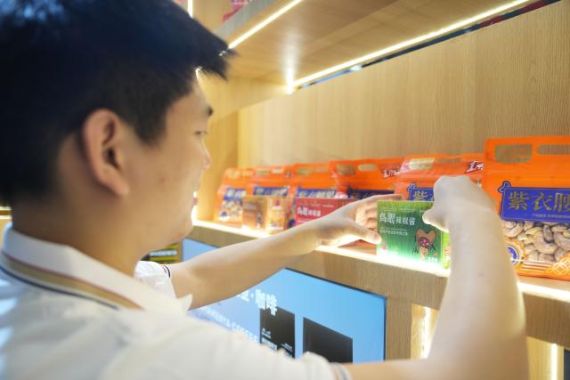(250613) -- BEIJING, June 13, 2025 (Xinhua) -- A volunteer arranges Rwandan chili sauce products during the 4th China-Africa Economic and Trade Expo in Changsha, central China's Hunan Province, June 12, 2025. At the ongoing 4th China-Africa Economic and Trade Expo held in Changsha of Hunan, a chili sauce product, made from Rwandan peppers, has received great consumer attention for its strong flavor. The rise of the chili sauce is a clear sign of a growing bond between African farms and Chinese consumers. 
  Dating back to the 1st China-Africa Economic and Trade Expo in 2019, enterprises in Hunan made a preliminary agreement with their Rwandan counterparts to purchase dried peppers, following an export application of dried peppers from Rwanda to China. In August 2021, Rwanda exported dried peppers to Hunan for the first time and became the first African country exporting dried peppers to China. 
  In 2024, Gashora Farm, which is headquartered in Kigali, the capital of Rwanda, partnered with HAIC -- Hunan Modern Agriculture International Development Co. Ltd, a subsidiary of Hunan Cereals, Oils & Foodstuffs Import & Export Group (Hunan COF) -- to launch the Rwanda-Hunan Chili Pepper Industry Demonstration Project. Rwanda's favorable climate, affordable labor force, and efficient government procedures facilitated the project's growth. 
   Under a contract farming model, the project covers 100 hectares and spans the entire value chain -- from seedling cultivation to export. In the first season after the deal was signed, 200 tons of dried chili were shipped to China.
  The Rwandan chili project crystalizes deepening Africa-China cooperation. Across the Asian and African continents, stories of trust, cooperation, and shared growth continue to get written. (Xinhua/Xue Yuge)