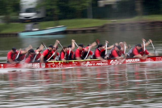(250617) -- BEIJING, June 17, 2025 (Xinhua) -- People take part in a dragon boat match in Remich, Luxembourg, June 15, 2025. (Xinhua/Zhao Dingzhe)