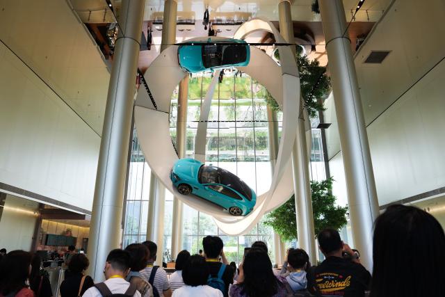 (250617) -- BEIJING, June 17, 2025 (Xinhua) -- People visit Xiaomi's automobile factory in Beijing, capital of China, June 16, 2025.
  Located in the Beijing Economic-Technological Development Area, China's tech giant Xiaomi's automobile factory sprawls across over 700,000 square meters. Integrating research, testing, production and sales, the factory is open to the public to showcase its cutting-edge automotive production capabilities. (Xinhua/Zheng Huansong)