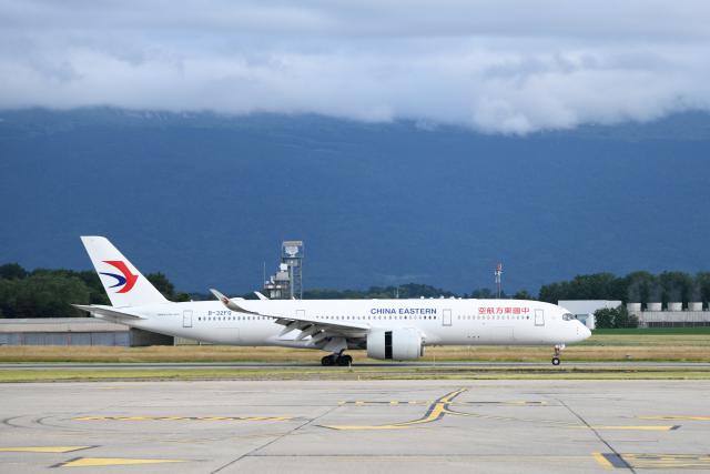 (250617) -- BEIJING, June 17, 2025 (Xinhua) -- China Eastern Airlines' inaugural direct flight linking Shanghai with Geneva lands in Geneva, Switzerland, June 16, 2025.
  China Eastern Airlines' inaugural direct flight linking the two cities landed here early Monday morning.
  Operated by China Eastern Airlines, the new service will run four times weekly - on Mondays, Wednesdays, Fridays, and Saturdays. (Xinhua/Lian Yi)