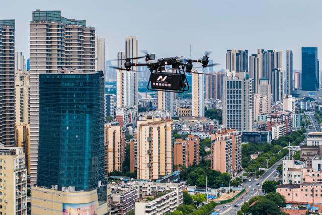 (250617) -- BEIJING, June 17, 2025 (Xinhua) -- An aerial drone photo taken on June 16, 2025 shows a logistic drone flying in Wuhan, central China's Hubei Province.
  Ten new drone routes linking Wuchang, Hankou and Hanyang in Wuhan were officially put into operation on Monday. 
  The low-altitude flying service consists of a digital real-time dispatching platform, 2 smart command centers, 10 low-altitude routes and 22 intelligent aprons. It facilitates the delivery of goods such as seafood, fresh flowers and medicines. (Xinhua/Wu Zhizun)