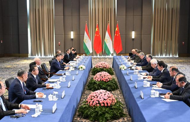 (250617) -- ASTANA, June 17, 2025 (Xinhua) -- Chinese President Xi Jinping meets with Tajik President Emomali Rahmon on the sidelines of the second China-Central Asia Summit in Astana, Kazakhstan, June 17, 2025. (Xinhua/Yan Yan)
