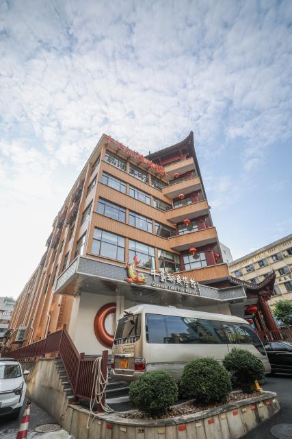 (250617) -- HANGZHOU, June 17, 2025 (Xinhua) -- This photo taken on June 3, 2025 shows the exterior view of the Qiandao Lake Fish Museum in Chun'an County, east China's Zhejiang Province. Chun'an, located in east China's Zhejiang Province, is renowned for its water system and outstanding natural environment. As a national-level ecological county, it serves as a model for ecological protection and construction. (Xinhua/Xu Yu)