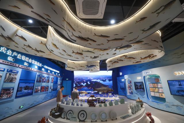 (250617) -- HANGZHOU, June 17, 2025 (Xinhua) -- People visit the Qiandao Lake Fish Museum in Chun'an County, east China's Zhejiang Province, June 3, 2025. Chun'an, located in east China's Zhejiang Province, is renowned for its water system and outstanding natural environment. As a national-level ecological county, it serves as a model for ecological protection and construction. (Xinhua/Xu Yu)