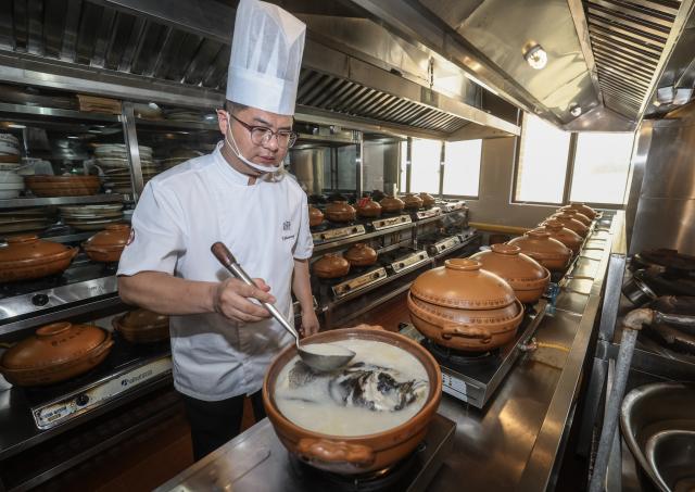 (250617) -- HANGZHOU, June 17, 2025 (Xinhua) -- A chef cooks a fish dish at a restaurant in Chun'an County, east China's Zhejiang Province, June 3, 2025. Chun'an, located in east China's Zhejiang Province, is renowned for its water system and outstanding natural environment. As a national-level ecological county, it serves as a model for ecological protection and construction. (Xinhua/Xu Yu)