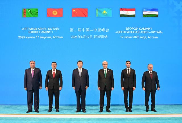 (250617) -- ASTANA, June 17, 2025 (Xinhua) -- Chinese President Xi Jinping, Kazakh President Kassym-Jomart Tokayev, Kyrgyz President Sadyr Japarov, Tajik President Emomali Rahmon, Turkmen President Serdar Berdimuhamedov and Uzbek President Shavkat Mirziyoyev pose for a group photo in Astana, Kazakhstan, June 17, 2025. The second China-Central Asia Summit was held in Astana on Tuesday. Tokayev chaired the summit. Xi, Japarov, Rahmon, Berdimuhamedov and Mirziyoyev attended the summit. (Xinhua/Xie Huanchi)