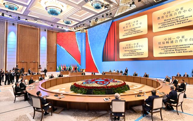 (250617) -- ASTANA, June 17, 2025 (Xinhua) -- Chinese President Xi Jinping, Kazakh President Kassym-Jomart Tokayev, Kyrgyz President Sadyr Japarov, Tajik President Emomali Rahmon, Turkmen President Serdar Berdimuhamedov and Uzbek President Shavkat Mirziyoyev witness inauguration of the China-Central Asia poverty reduction cooperation center, the China-Central Asia education exchange cooperation center, the China-Central Asia desertification control cooperation center and the China-Central Asia trade facilitation cooperation platform in Astana, Kazakhstan, June 17, 2025. The second China-Central Asia Summit was held in Astana on Tuesday. Tokayev chaired the summit. Xi, Japarov, Rahmon, Berdimuhamedov and Mirziyoyev attended the summit. (Xinhua/Yin Bogu)