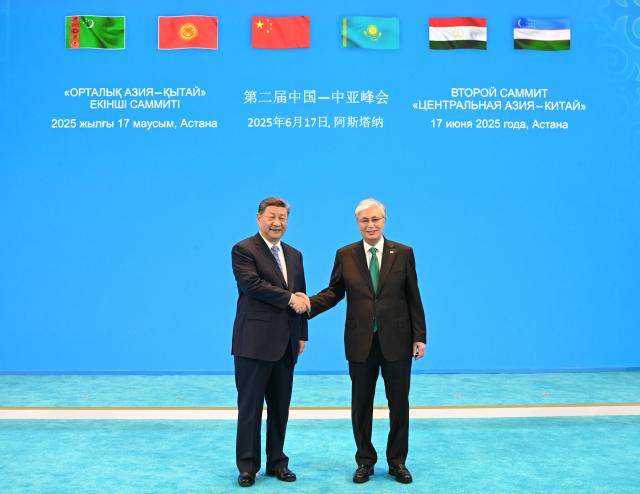 (250617) -- ASTANA, June 17, 2025 (Xinhua) -- Chinese President Xi Jinping shakes hands with Kazakh President Kassym-Jomart Tokayev in Astana, Kazakhstan, June 17, 2025. The second China-Central Asia Summit was held in Astana on Tuesday. Tokayev chaired the summit. Xi, Kyrgyz President Sadyr Japarov, Tajik President Emomali Rahmon, Turkmen President Serdar Berdimuhamedov and Uzbek President Shavkat Mirziyoyev attended the summit. (Xinhua/Xie Huanchi)