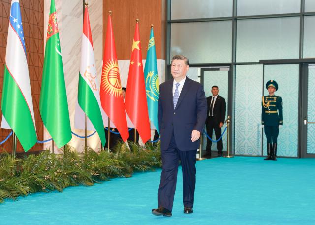 (250617) -- ASTANA, June 17, 2025 (Xinhua) -- Chinese President Xi Jinping walks into the venue of the second China-Central Asia Summit in Astana, Kazakhstan, June 17, 2025. The second China-Central Asia Summit was held in Astana on Tuesday. Kazakh President Kassym-Jomart Tokayev chaired the summit. Xi, Kyrgyz President Sadyr Japarov, Tajik President Emomali Rahmon, Turkmen President Serdar Berdimuhamedov and Uzbek President Shavkat Mirziyoyev attended the summit. (Xinhua/Ding Lin)