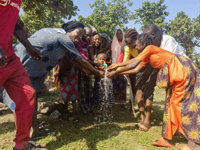 (250618) -- ABUJA, June 18, 2025 (Xinhua) -- This file photo taken on Oct. 9, 2024 shows local residents feeling the water with their hands during the trial run of the Greater Abuja Water Supply Network project in Abuja, Nigeria. Nigerian President Bola Tinubu has commissioned a China-assisted water supply project in Abuja, the national capital, and pledged commitment to sustainable infrastructure that directly improves citizens' lives.
   Executed by Chinese firm CGCOC GROUP Co., Ltd., the 470-million-U.S.-dollar Greater Abuja Water Supply Network, Loops 1, 2, 5, and 6, was commissioned on Monday.
   TO GO WITH "Nigerian president commissions China-assisted water supply project in capital city" (CGC Nigeria/Handout via Xinhua)