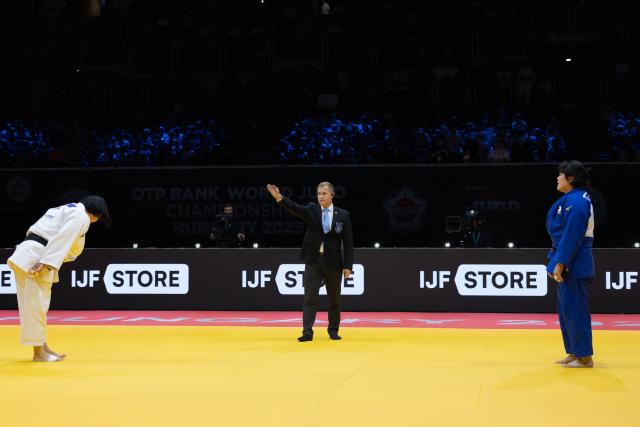 (250620) -- BUDAPEST, June 20, 2025 (Xinhua) -- Kim Hayun (L) of South Korea reacts after defeating Arai Mao of Japan during the women's +78kg final at the IJF Judo World Championships 2025 in Budapest, Hungary on June 19, 2025. (Photo by Attila Volgyi/Xinhua)