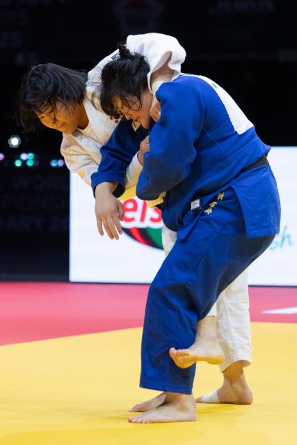 (250620) -- BUDAPEST, June 20, 2025 (Xinhua) -- Kim Hayun (L) of South Korea competes with Arai Mao of Japan during the women's +78kg final at the IJF Judo World Championships 2025 in Budapest, Hungary on June 19, 2025. (Photo by Attila Volgyi/Xinhua)