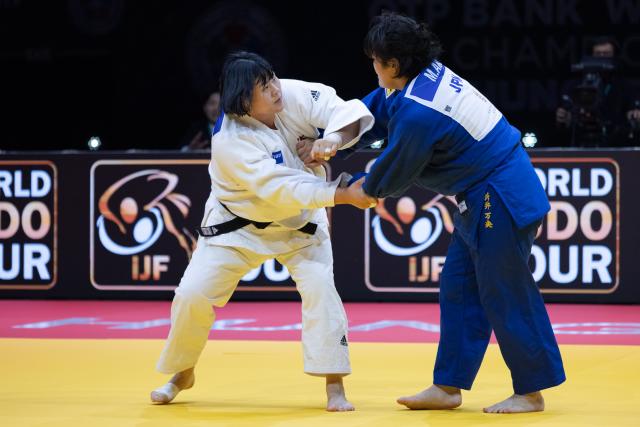 (250620) -- BUDAPEST, June 20, 2025 (Xinhua) -- Kim Hayun (L) of South Korea competes with Arai Mao of Japan during the women's +78kg final at the IJF Judo World Championships 2025 in Budapest, Hungary on June 19, 2025. (Photo by Attila Volgyi/Xinhua)