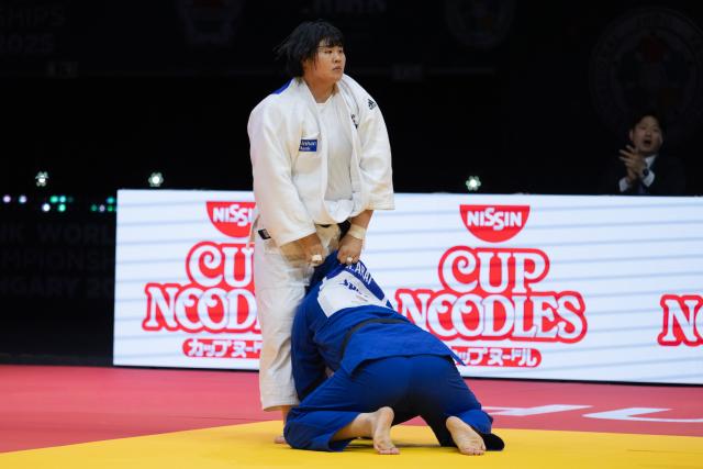 (250620) -- BUDAPEST, June 20, 2025 (Xinhua) -- Kim Hayun (L) of South Korea competes with Arai Mao of Japan during the women's +78kg final at the IJF Judo World Championships 2025 in Budapest, Hungary on June 19, 2025. (Photo by Attila Volgyi/Xinhua)