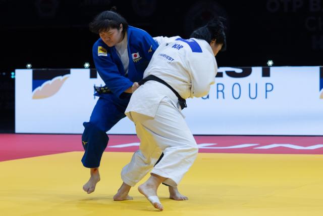 (250620) -- BUDAPEST, June 20, 2025 (Xinhua) -- Kim Hayun (R) of South Korea competes with Arai Mao of Japan during the women's +78kg final at the IJF Judo World Championships 2025 in Budapest, Hungary on June 19, 2025. (Photo by Attila Volgyi/Xinhua)