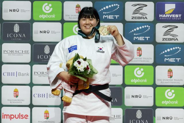 (250620) -- BUDAPEST, June 20, 2025 (Xinhua) -- Gold medalist Kim Hayun (L) of South Korea celebrates during the awarding ceremony for the women's +78kg event at the IJF Judo World Championships 2025 in Budapest, Hungary on June 19, 2025. (Photo by Attila Volgyi/Xinhua)