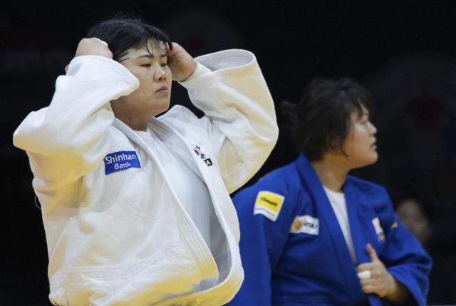 (250620) -- BUDAPEST, June 20, 2025 (Xinhua) -- Kim Hayun (L) of South Korea reacts during the women's +78kg final at the IJF Judo World Championships 2025 in Budapest, Hungary on June 19, 2025. (Photo by Attila Volgyi/Xinhua)