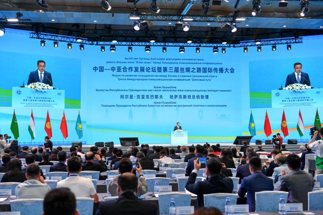 (250622) -- ASTANA, June 22, 2025 (Xinhua) -- Arman Kyrykbayev, assistant to the Kazakh president, reads a congratulatory message from Kazakh President Kassym-Jomart Tokayev at the opening ceremony of the China-Central Asia Cooperation Development Forum and the Third Silk Road International Communication Forum in Astana, Kazakhstan, June 22, 2025.
  The China-Central Asia Cooperation Development Forum and the Third Silk Road International Communication Forum were held on Sunday in Astana, the capital of Kazakhstan.
  Around 240 representatives from media, think tanks, cultural institutions and business sectors across China and Central Asia engaged in in-depth discussions on topics including deepening Silk Road cooperation. (Xinhua/Cao Yang)