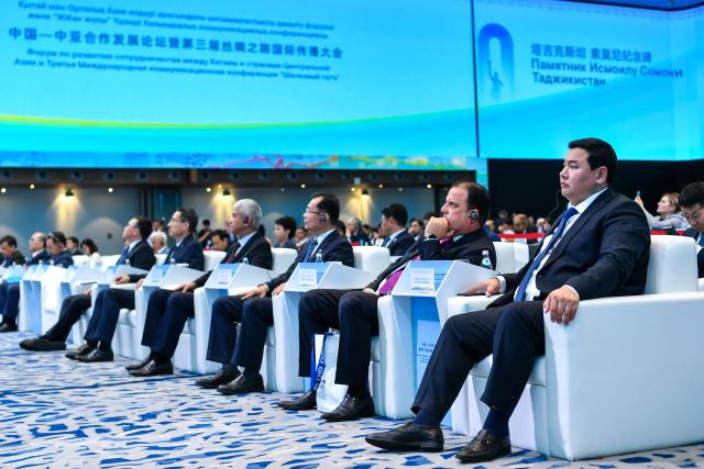 (250622) -- ASTANA, June 22, 2025 (Xinhua) -- The China-Central Asia Cooperation Development Forum and the Third Silk Road International Communication Forum are held in Astana, Kazakhstan, June 22, 2025.
  The China-Central Asia Cooperation Development Forum and the Third Silk Road International Communication Forum were held on Sunday in Astana, the capital of Kazakhstan.
  Around 240 representatives from media, think tanks, cultural institutions and business sectors across China and Central Asia engaged in in-depth discussions on topics including deepening Silk Road cooperation. (Xinhua/Cao Yang)