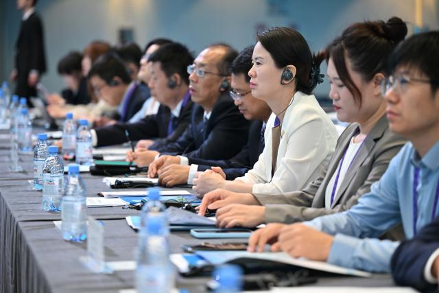 (250622) -- ASTANA, June 22, 2025 (Xinhua) -- Guests attend the China-Central Asia Cooperation Development Forum and the Third Silk Road International Communication Forum in Astana, Kazakhstan, June 22, 2025.
  The China-Central Asia Cooperation Development Forum and the Third Silk Road International Communication Forum were held on Sunday in Astana, the capital of Kazakhstan.
  Around 240 representatives from media, think tanks, cultural institutions and business sectors across China and Central Asia engaged in in-depth discussions on topics including deepening Silk Road cooperation. (Xinhua/Li Renzi)