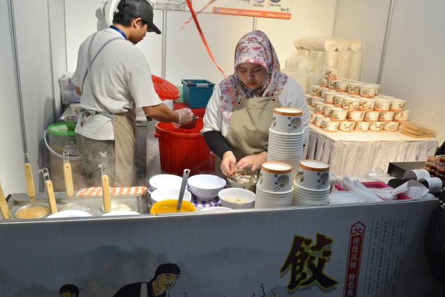(250625) -- BANDAR SERI BEGAWAN, June 25, 2025 (Xinhua) -- A booth selling Chinese dumplings is pictured in Bandar Seri Begawan, Brunei, June 25, 2025. The 31st CFTE of Brunei opened at the International Convention Center here on Wednesday, attracting over 350 exhibitors and more than 600 booths.
   Brunei's biggest consumer fair, CFTE is being held from June 25 to June 29, alongside the 2nd Consumer Fair Conference (CONFAC). (Xinhua/Li Meng)
