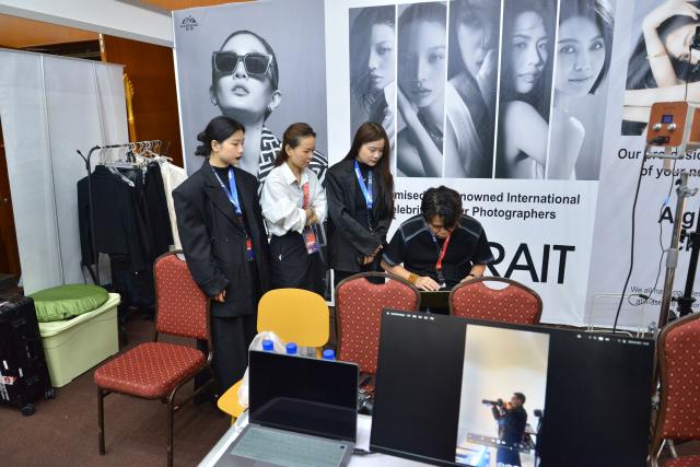 (250625) -- BANDAR SERI BEGAWAN, June 25, 2025 (Xinhua) -- Staff members of a Chinese photograph company are pictured at the 31st Consumer Fair & Trade Expo (CFTE) of Brunei in Bandar Seri Begawan, Brunei, June 25, 2025. The 31st CFTE of Brunei opened at the International Convention Center here on Wednesday, attracting over 350 exhibitors and more than 600 booths.
   Brunei's biggest consumer fair, CFTE is being held from June 25 to June 29, alongside the 2nd Consumer Fair Conference (CONFAC). (Xinhua/Li Meng)
