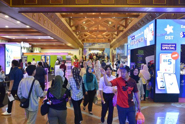 (250625) -- BANDAR SERI BEGAWAN, June 25, 2025 (Xinhua) -- People are seen at the 31st Consumer Fair & Trade Expo (CFTE) of Brunei in Bandar Seri Begawan, Brunei, June 25, 2025. The 31st CFTE of Brunei opened at the International Convention Center here on Wednesday, attracting over 350 exhibitors and more than 600 booths.
   Brunei's biggest consumer fair, CFTE is being held from June 25 to June 29, alongside the 2nd Consumer Fair Conference (CONFAC). (Xinhua/Li Meng)