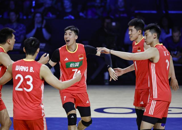 (250627) -- CHICAGO, June 27, 2025 (Xinhua) -- Players of China celebrate scoring during the Pool 5 match between China and Brazil at the Men's Volleyball Nations League (VNL) 2025 in Chicago, the United States, June 26, 2025. (Photo by Joel Lerner/Xinhua)