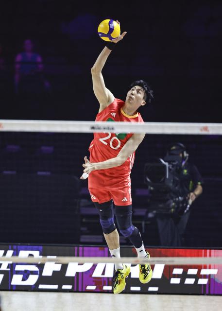 (250627) -- CHICAGO, June 27, 2025 (Xinhua) -- Rao Shuhan of China serves during the Pool 5 match between China and Brazil at the Men's Volleyball Nations League (VNL) 2025 in Chicago, the United States, June 26, 2025. (Photo by Joel Lerner/Xinhua)