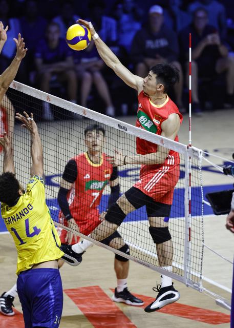 (250627) -- CHICAGO, June 27, 2025 (Xinhua) -- Li Yongzhen (top R) of China spikes the ball during the Pool 5 match between China and Brazil at the Men's Volleyball Nations League (VNL) 2025 in Chicago, the United States, June 26, 2025. (Photo by Joel Lerner/Xinhua)