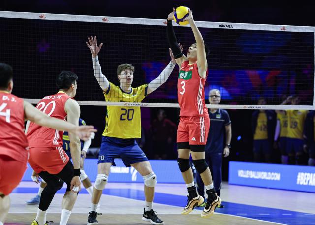 (250627) -- CHICAGO, June 27, 2025 (Xinhua) -- Wang Hebin (front R) of China sets the ball during the Pool 5 match between China and Brazil at the Men's Volleyball Nations League (VNL) 2025 in Chicago, the United States, June 26, 2025. (Photo by Joel Lerner/Xinhua)
