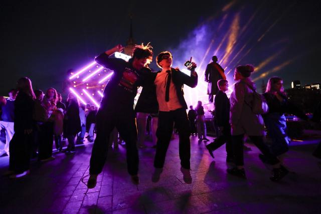 (250628) -- MOSCOW, June 28, 2025 (Xinhua) -- Secondary school graduates participate in a graduation party at the Exhibition of Achievements of National Economy in Moscow, Russia, on June 27, 2025. An outdoor party was held here for secondary school graduates on Friday. (Photo by Alexander Zemlianichenko Jr/Xinhua)