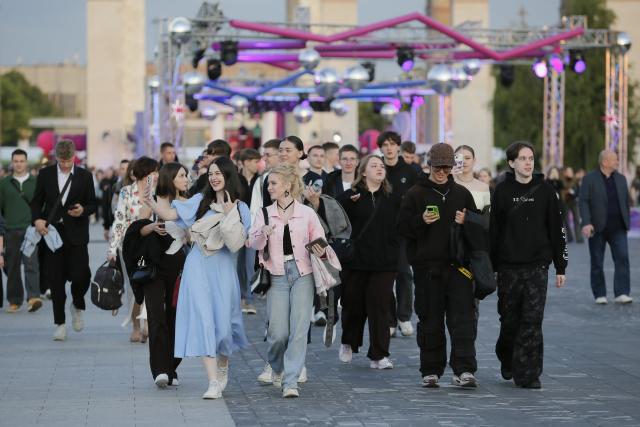 (250628) -- MOSCOW, June 28, 2025 (Xinhua) -- Secondary school graduates participate in a graduation party at the Exhibition of Achievements of National Economy in Moscow, Russia, on June 27, 2025. An outdoor party was held here for secondary school graduates on Friday. (Photo by Alexander Zemlianichenko Jr/Xinhua)