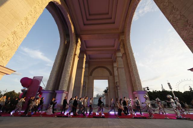 (250628) -- MOSCOW, June 28, 2025 (Xinhua) -- Secondary school graduates participate in a graduation party at the Exhibition of Achievements of National Economy in Moscow, Russia, on June 27, 2025. An outdoor party was held here for secondary school graduates on Friday. (Photo by Alexander Zemlianichenko Jr/Xinhua)
