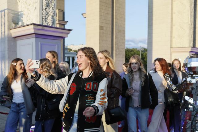 (250628) -- MOSCOW, June 28, 2025 (Xinhua) -- Secondary school graduates participate in a graduation party at the Exhibition of Achievements of National Economy in Moscow, Russia, on June 27, 2025. An outdoor party was held here for secondary school graduates on Friday. (Photo by Alexander Zemlianichenko Jr/Xinhua)