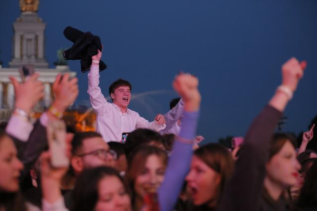 (250628) -- MOSCOW, June 28, 2025 (Xinhua) -- Secondary school graduates participate in a graduation party at the Exhibition of Achievements of National Economy in Moscow, Russia, on June 27, 2025. An outdoor party was held here for secondary school graduates on Friday. (Photo by Alexander Zemlianichenko Jr/Xinhua)