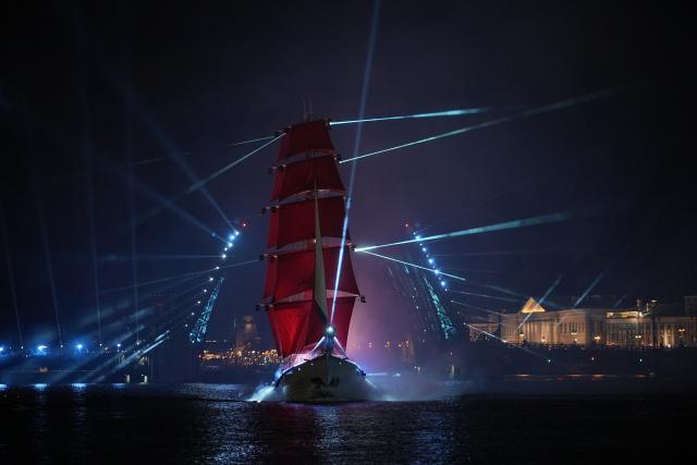 (250630) -- BEIJING, June 30, 2025 (Xinhua) -- A ship with scarlet sails is seen on the Neva River in celebration of the Scarlet Sails festival in St. Petersburg, Russia, June 29, 2025. (Xinhua/An Xiaomeng)