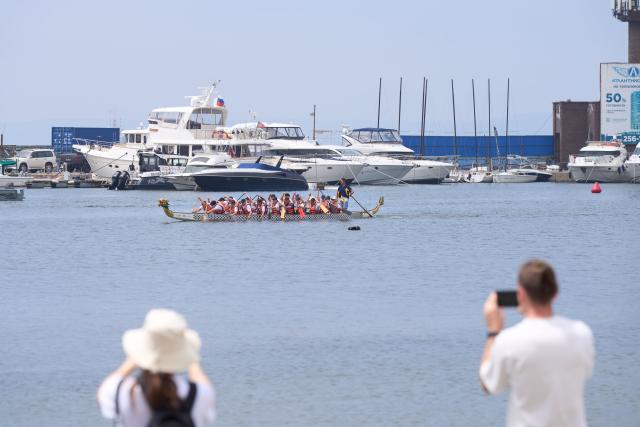 (250630) -- BEIJING, June 30, 2025 (Xinhua) -- People participate in a dragon boat race in Vladivostok, Russia, June 29, 2025. A total of 21 teams took part in the dragon boat race in Vladivostok on Sunday. (Photo by Guo Feizhou/Xinhua)
