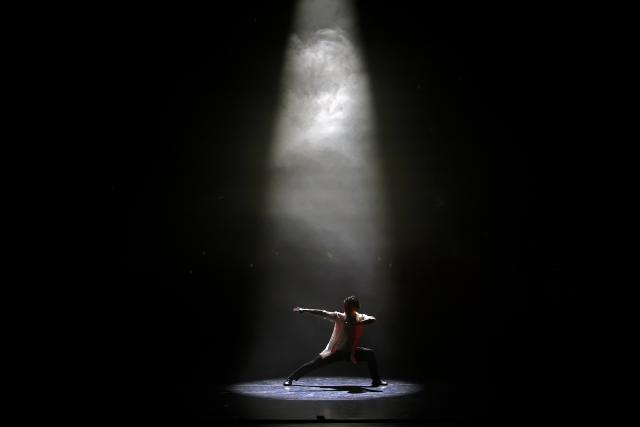 (250630) -- BEIJING, June 30, 2025 (Xinhua) -- A member of the Longyun Martial Arts Group performs during a special performance of the Chinese Kung Fu dance drama "11 Warriors" at Bucharest National Opera House in celebration of the International Day of Dialogue among Civilizations in Bucharest, Romania, June 28, 2025. (Photo by Cristian Cristel/Xinhua)