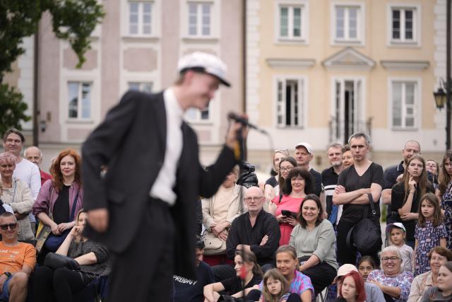 (250630) -- BEIJING, June 30, 2025 (Xinhua) -- People watch the play Baltic Story in the Old Town of Warsaw, Poland, June 28, 2025. (Photo by Jaap Arriens/Xinhua)