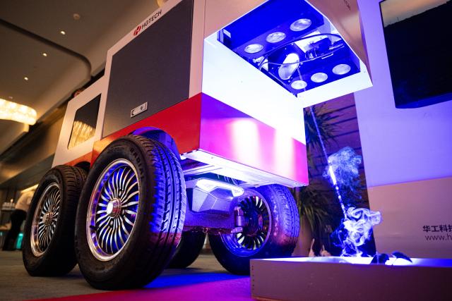 (250630) -- BEIJING, June 30, 2025 (Xinhua) -- This photo shows the Hg LaserWeeder, a 24/7 intelligent laser weeding robot demonstrating weeding operation at a product launch event in Wuhan, central China's Hubei Province, June 28, 2025. (Xinhua/Xiao Yijiu)